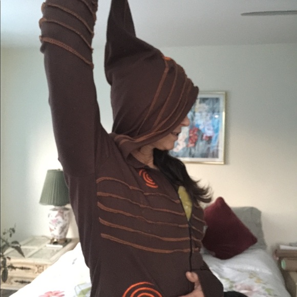 Long pointed hoodie with spiral embroidery trim. - Picture 3 of 8